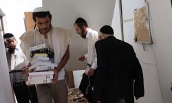 رجال "الحريديم" اليهود المتشددين يتفقدون مواقع طالها القصف الإيراني جنوب تل أبيب.